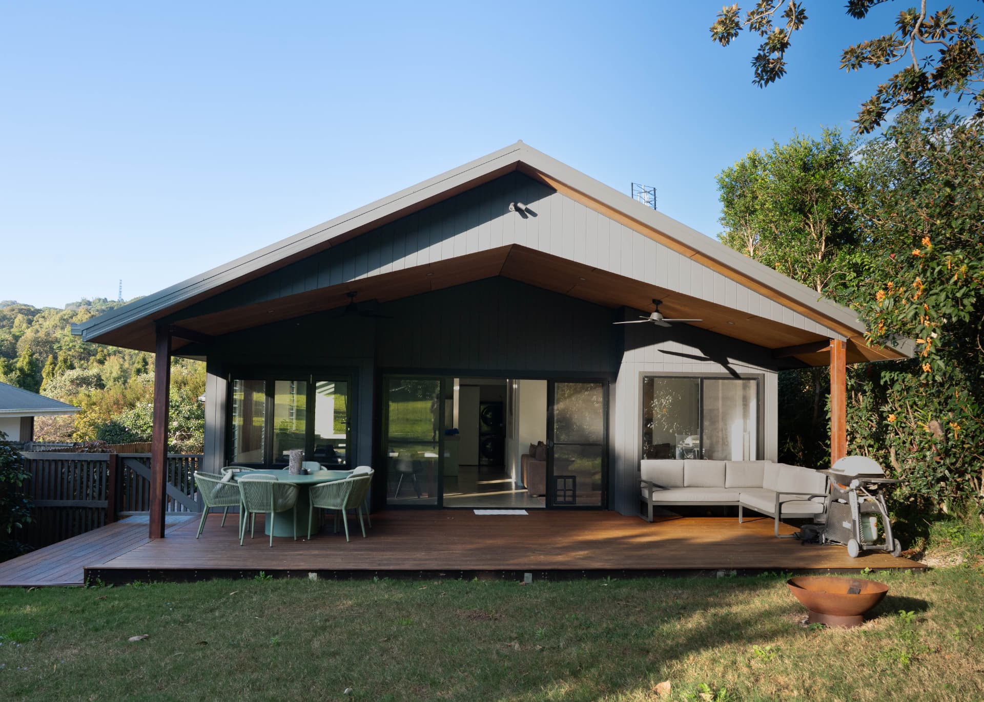 Deck living, opened to the yard